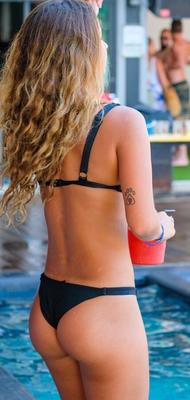 Pool party ()