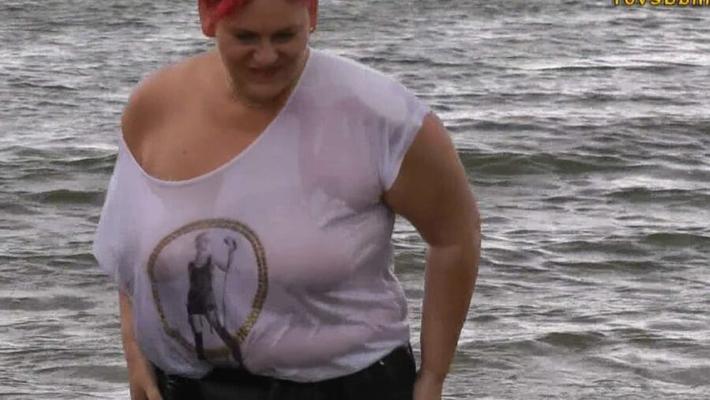With RIPPED JEANS into the lake