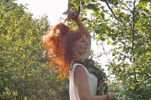 Ruiva Flamejante perto do Lago