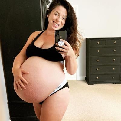 Hot amateur preggo mom Hannah with huge belly