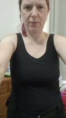 Belle-mère en uniforme de travail, sans soutien-gorge