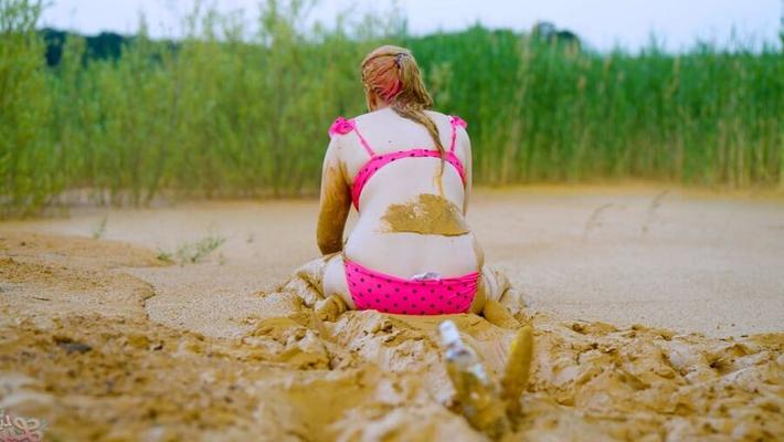 Orgasme dans un lac de boue