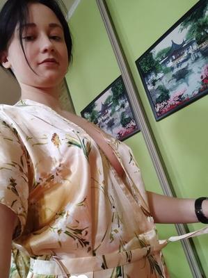 Kinky teen observes herself while taking pics