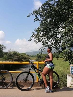 Faire du vélo avec une copine