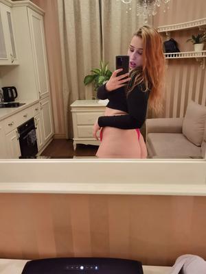 Selfies - 16 Pics
