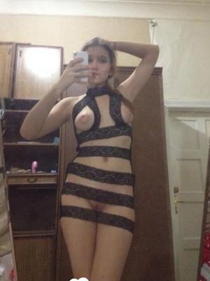 Jolie fille affichant sa collection de lingerie sexy