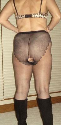 黒のクロッチレスパンストを履いたセクシーな熟女