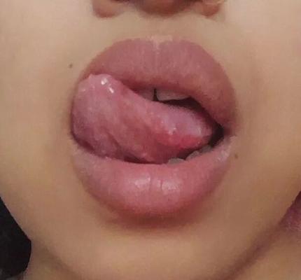 Horny Baby veut que tu lui lèches les seins - 9 photos