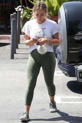 Hillary duff yoga pants