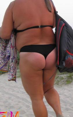 BBW BIKINI IN THONGS (Voyeur Samples)