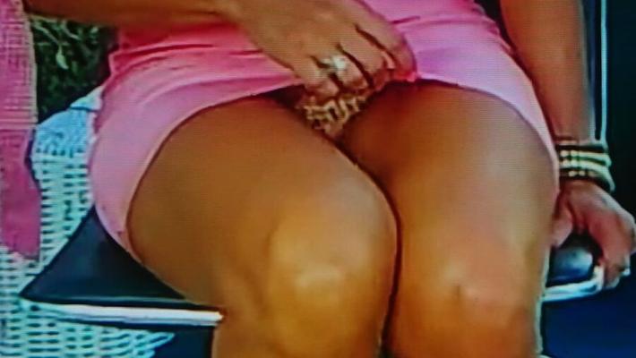 トークショーのパンティパンチラ