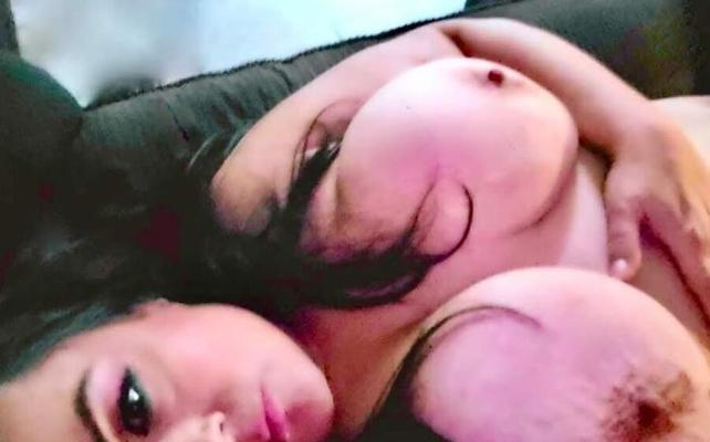 すべてのグッズを披露するセクシーなぽっちゃり系クーガー