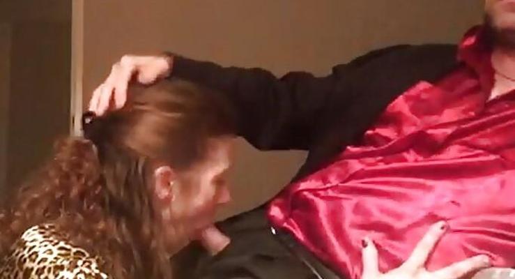 私のチンポに欲情するおいしい熟女の光沢のあるヒョウ柄のブラウス