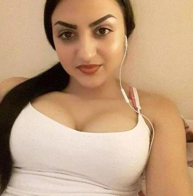 Naughty indian slut loves exposing her tits?