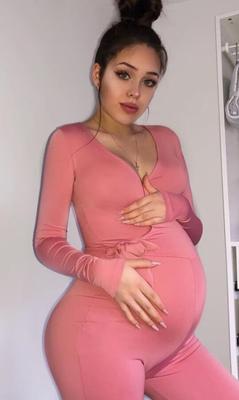 驚くべきセクシーな妊娠中の女の子のインスタ投稿