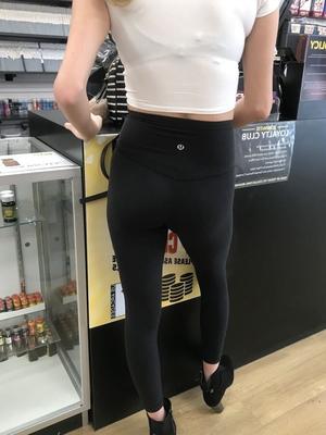 ルルレモンのレギンスを履いたセックスショップのブロンド