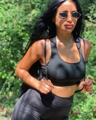 hermosa MILF con curvas para comentarios y cumtribute