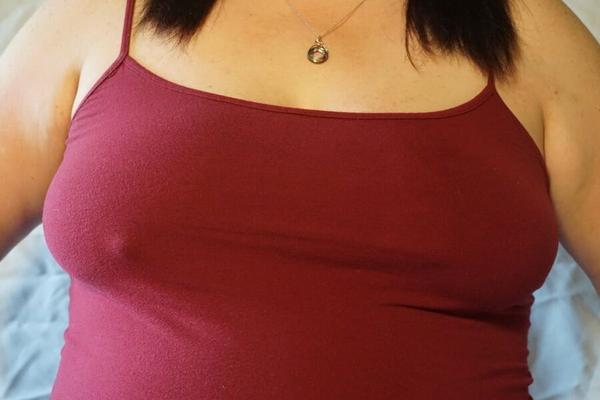 セクシーなぽっちゃり系の口を広げたマンコの写真セット