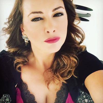 セクシーなトルコ女優アイシン・インチ