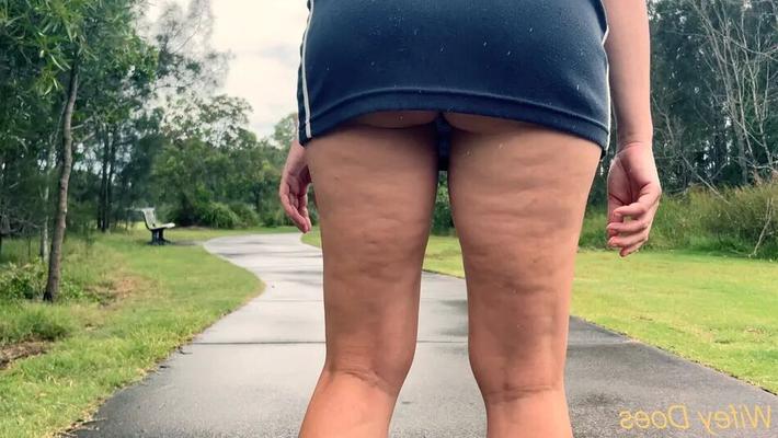 妻がパンティーと非常に短いスカートを履かずに外出する写真7枚
