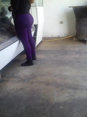 Madurita marcando calzon en leggins morados