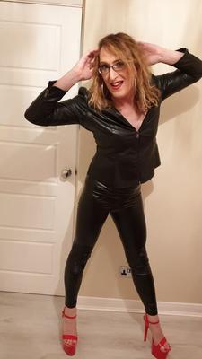 黒のタイトな PVC レザーの外観と巨大なヒールのエセックス ガール リサ