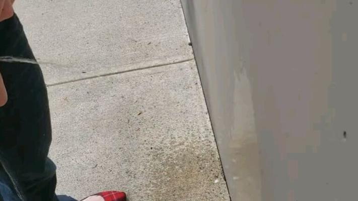 Mia figlia Valeria sa pisciare da in piedi