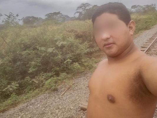 Mis Pezones Exhibidos en las Vias del Tren-Yop Sin Camiseta