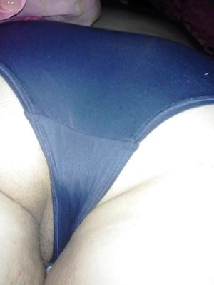 Blaues Satinkostüm