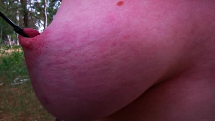 公共の場で乳首を使うと痛い
