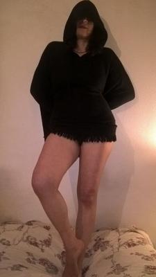 Vollbusige haarige MILF neckt auf dem Bett
