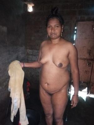 Indian desi villger wife bathing hot nude pic