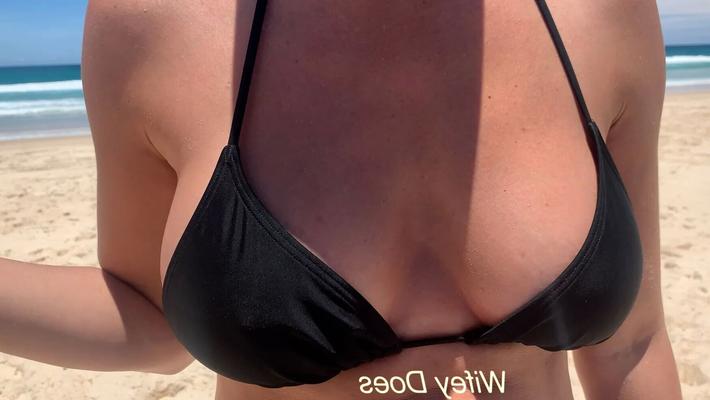 La esposa se dirige a la playa.