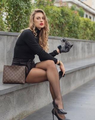 Schönheiten in Strumpfhosen und High Heels