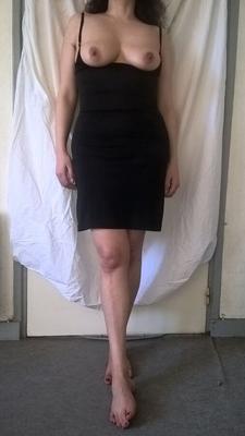 Haariger JoyTwoSex zieht sich im schwarzen Kleid aus