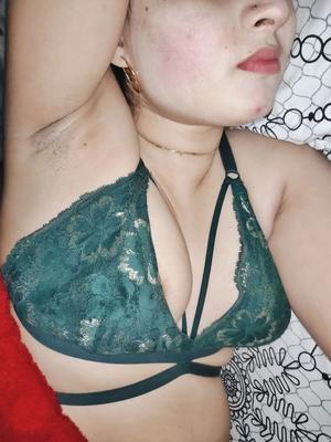 My Armpits in green bra - 12 Pics