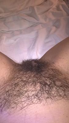 ボディスーツを着た毛むくじゃらのジョイツーセックス自撮り