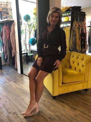 Debby hollandaise mature et sexy en robe courte