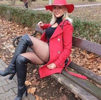 девушки на скамейках такие сексуальные