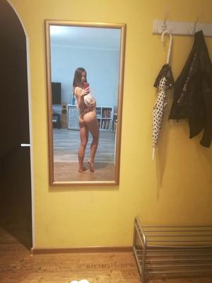 Amateur chick taking selfies for her man