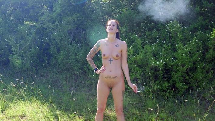 Nude MILF Fumar charuto