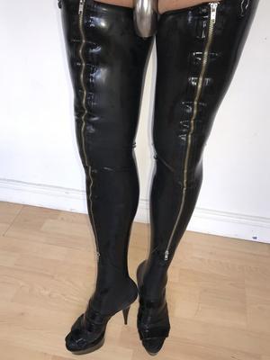 Dee in Latex