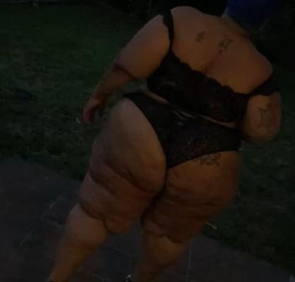 Big juicy got a fat fat ass