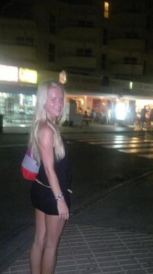 Vacances tres chaudes pour blonde canon