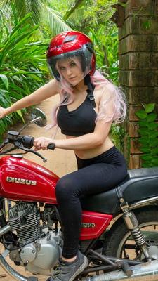 Fille sexy en moto