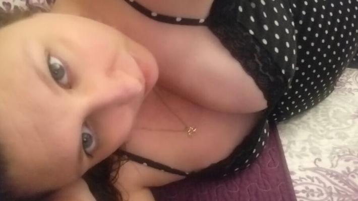 Heiße Ehefrau, MILF neckt ihren runden Arsch, ihre großen Titten und ihre rasierte Muschi