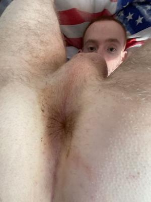 Sklave Andre Pleli zeigt sein COVID- Ass