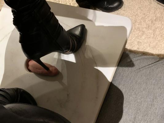 Femdom : trampling, crushing, pissing...