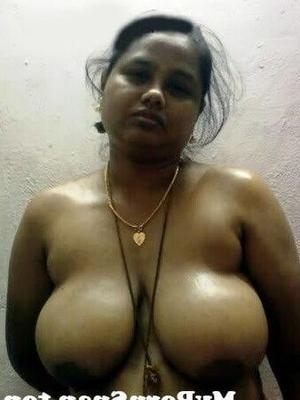 Sexy aunty lifting saree