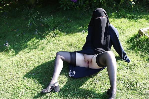 イスラム教徒のブルカ ニカブ サスペンダー 屋外 点滅する